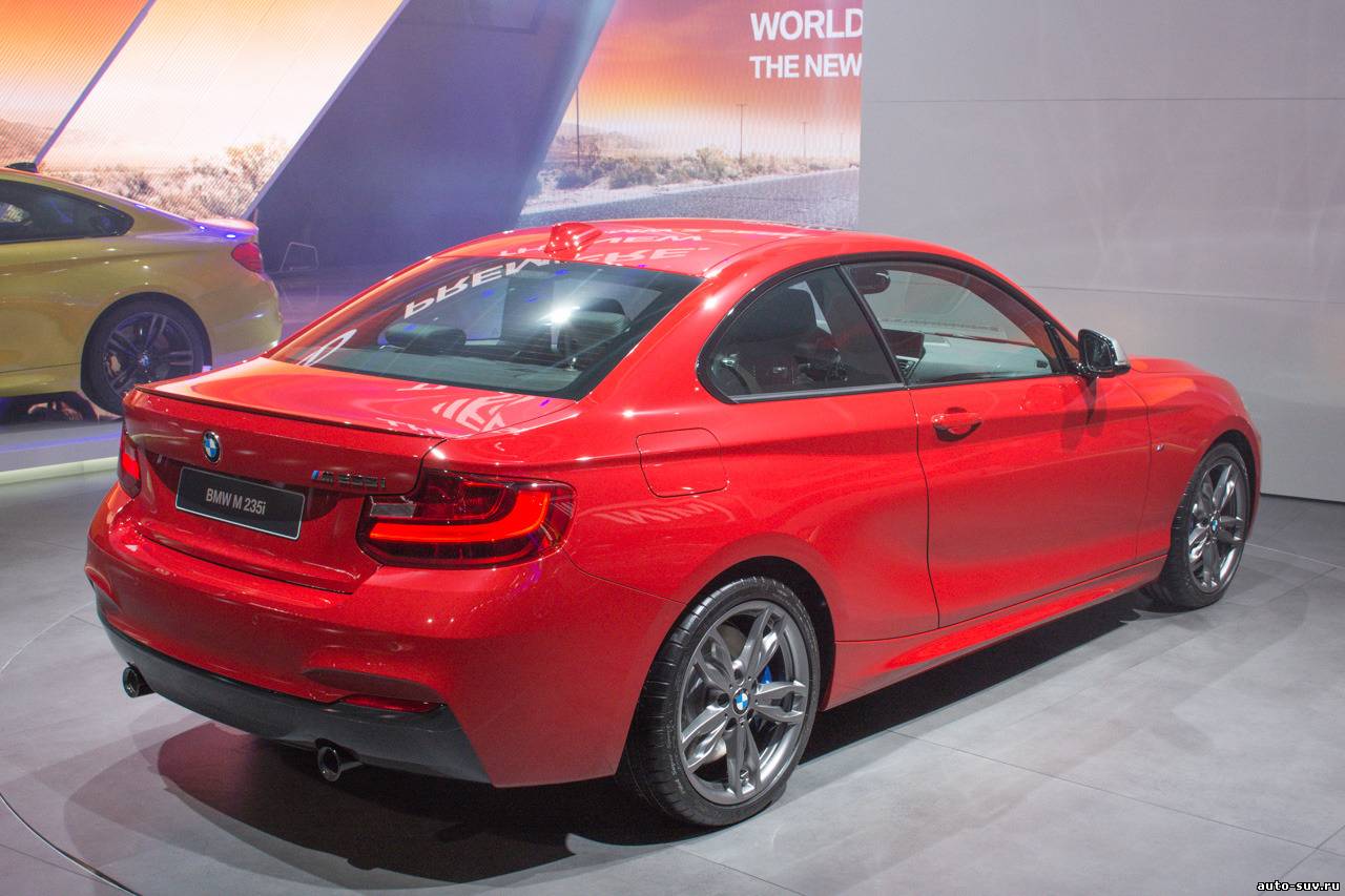 Новая серия BMW M235i купе 2014 года в Детройте