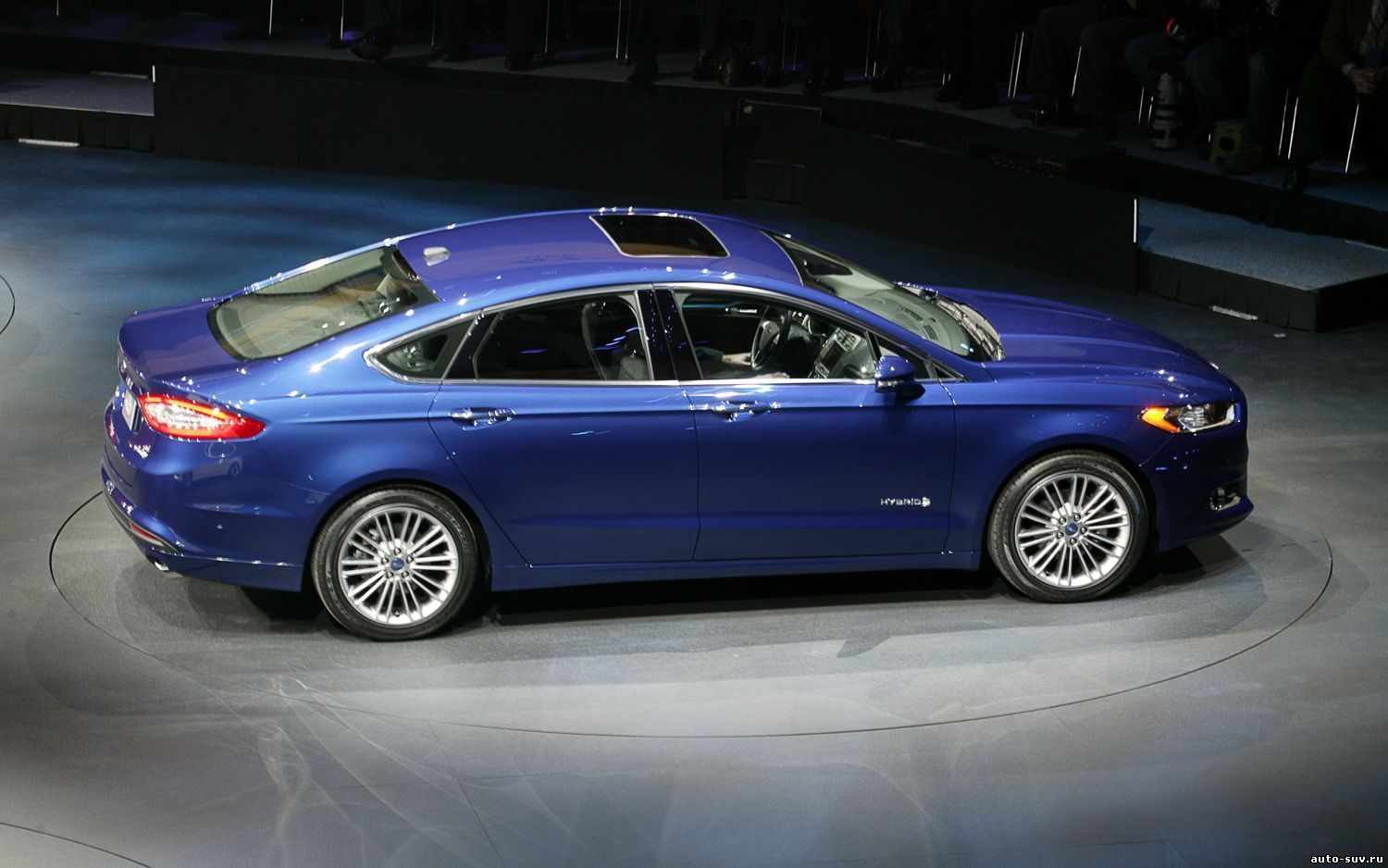 Седан Ford Fusion 2013