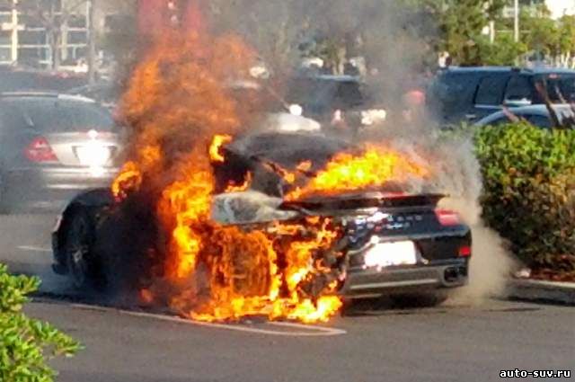 Видео: В США сгорел спортивный автомобиль Porsche 911 Turbo S 2014 года