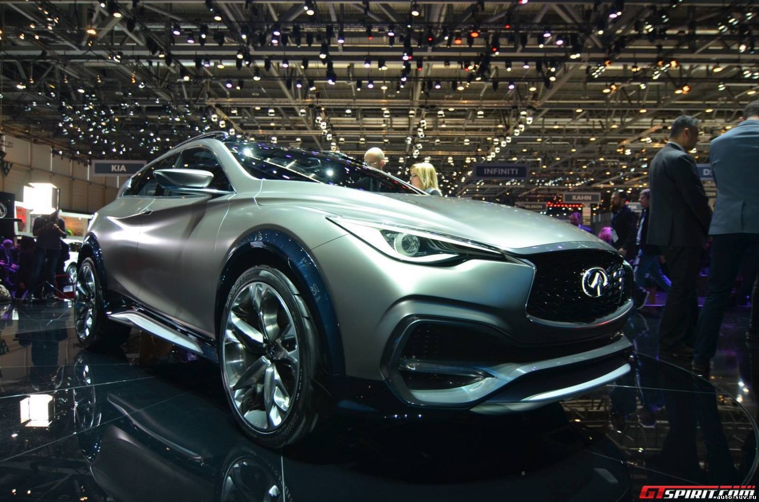 Кроссовер Infiniti QX30 в Женеве