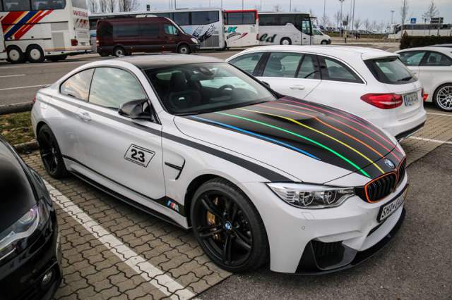 Редкого зверя BMW M4 DTM Champion Edition сфотографировали на парковке