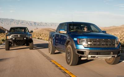 Mopar Ram Runner против Ford F-150 SVT Raptor, в гонке по пустыне