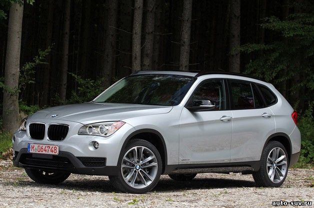 Компактный автомобиль BMW X1 2013 года