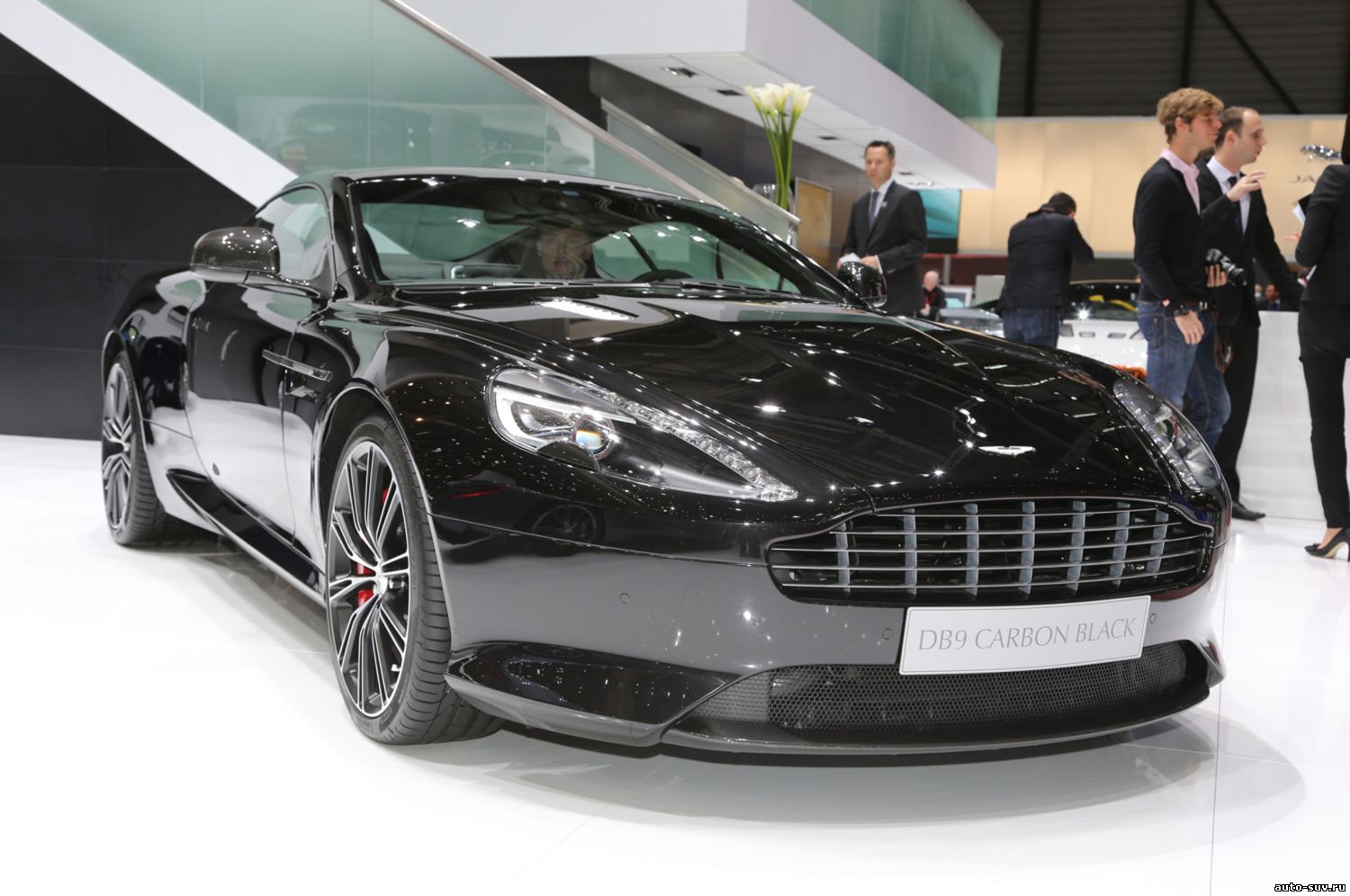 Aston Martin Vanquish Carbon Edition показан перед дебютом в Париже